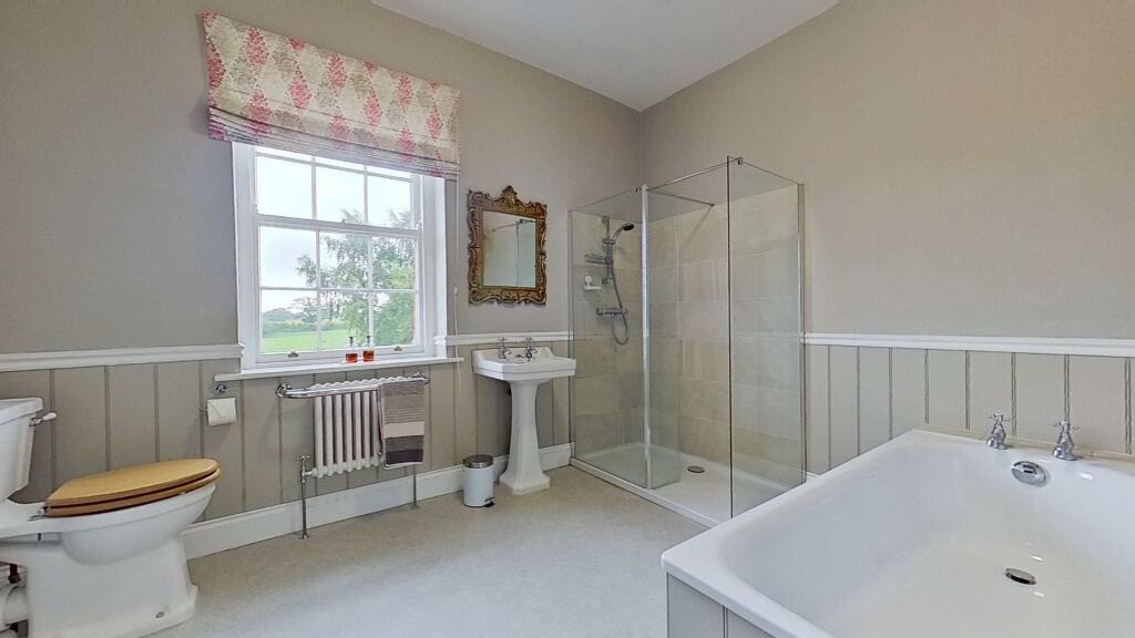 EN SUITE BATHROOM/DRESSING ROOM