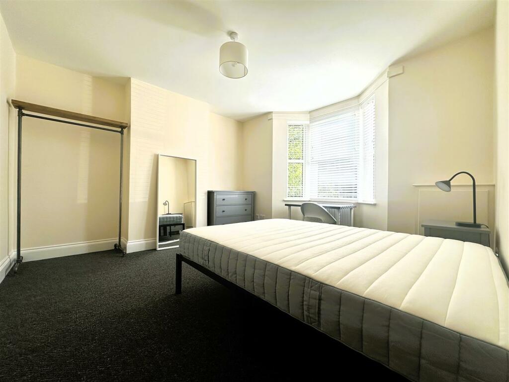 Bedroom 1.jpg