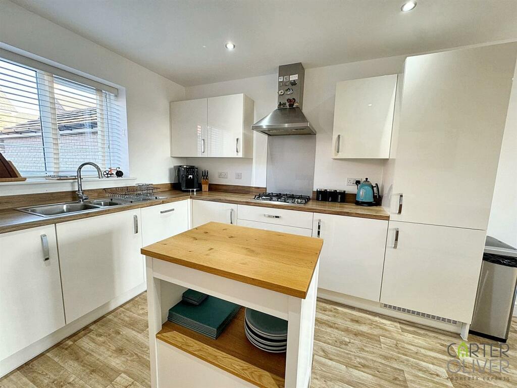 KITCHEN/DINING