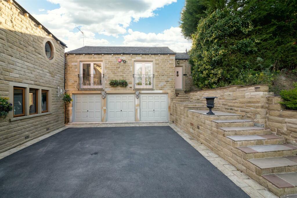 THE COACH HOUSE