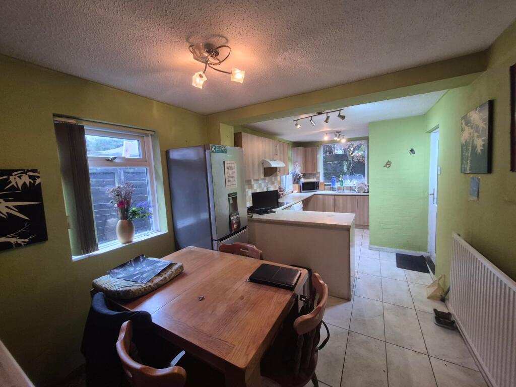 KITCHEN/DINING ROOM