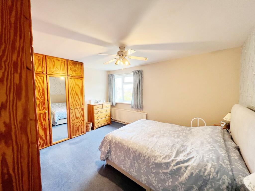 Bedroom 1 pic 1.jpg