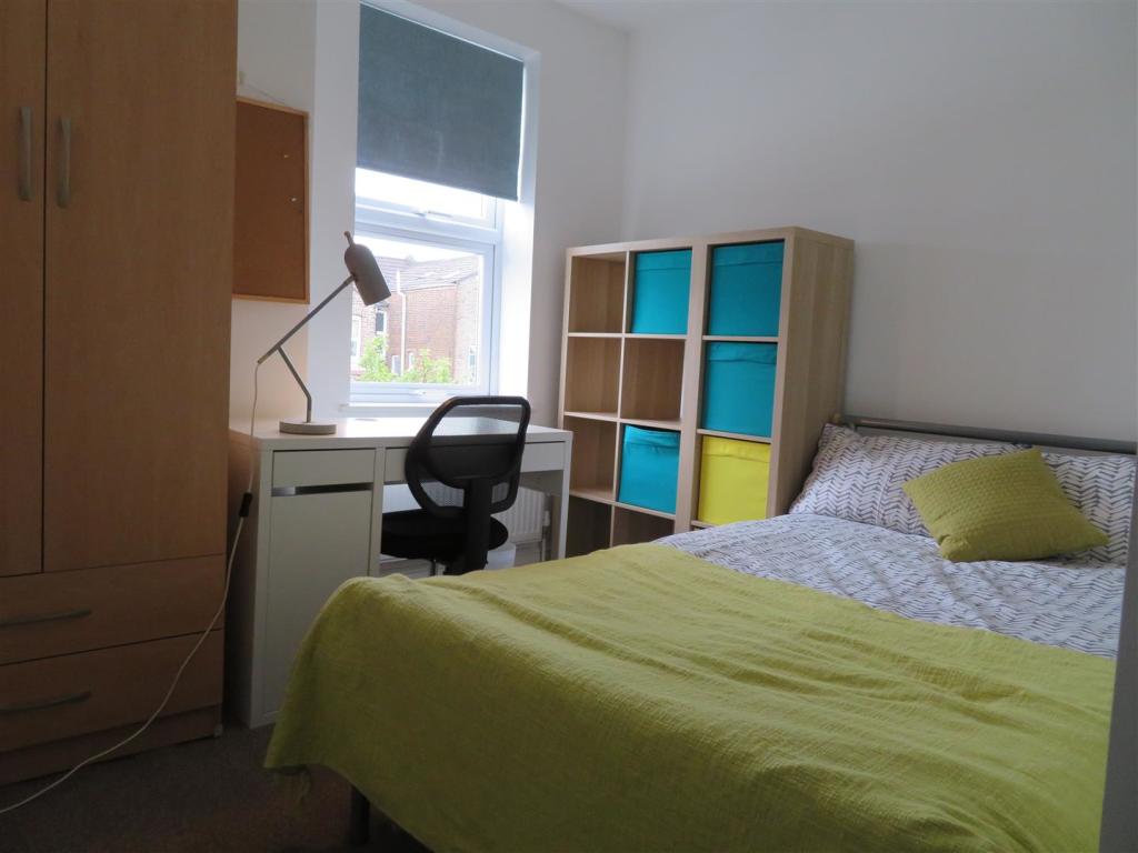 7 Montgomer Bed5.JPG