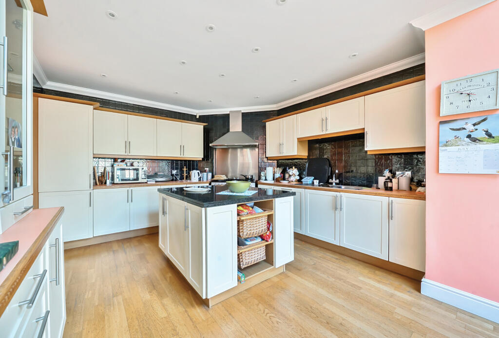 1323823-12-686e52...