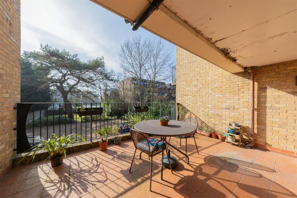 Churchfields, E18