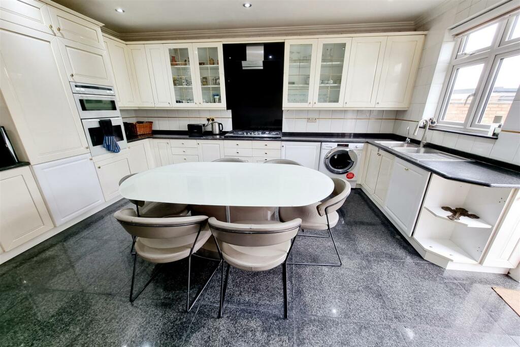 FITTED KITCHEN/DINER: