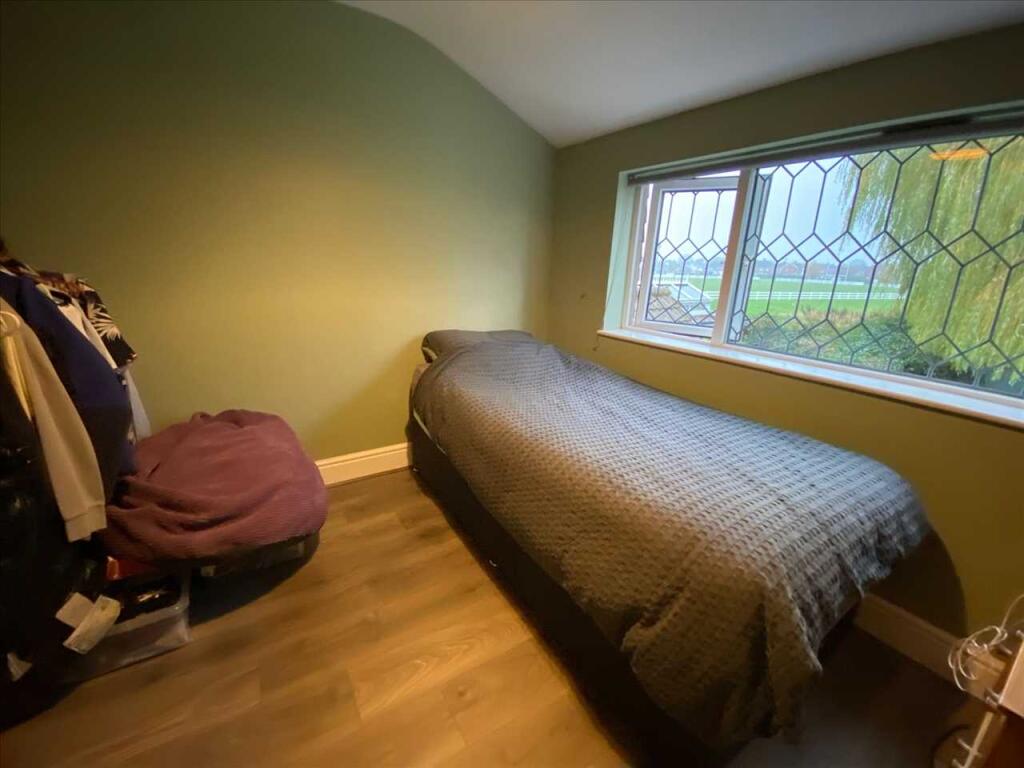 SINGLE BEDROOM