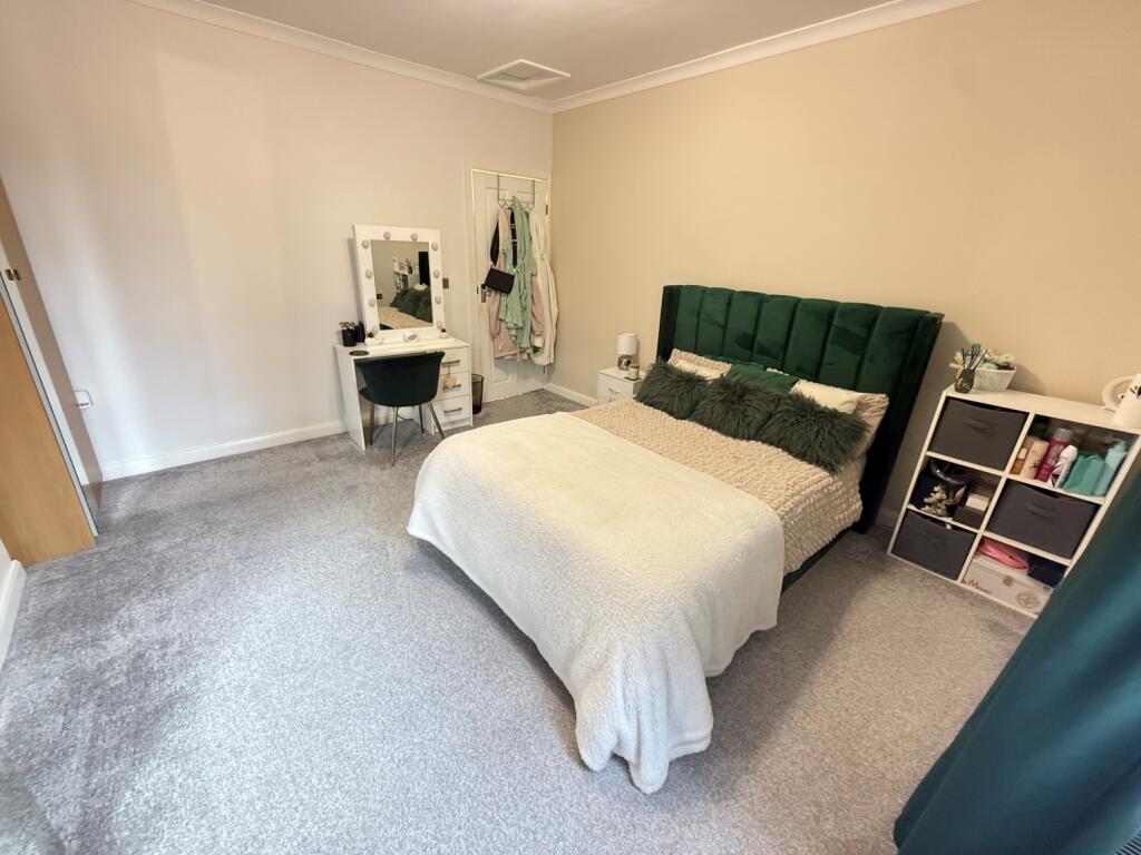 Master bedroom (3)