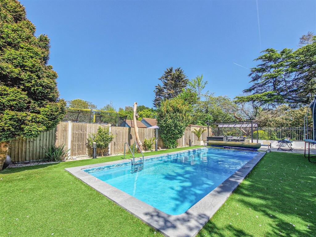 Feature swimming pool (1.5 meter depth)