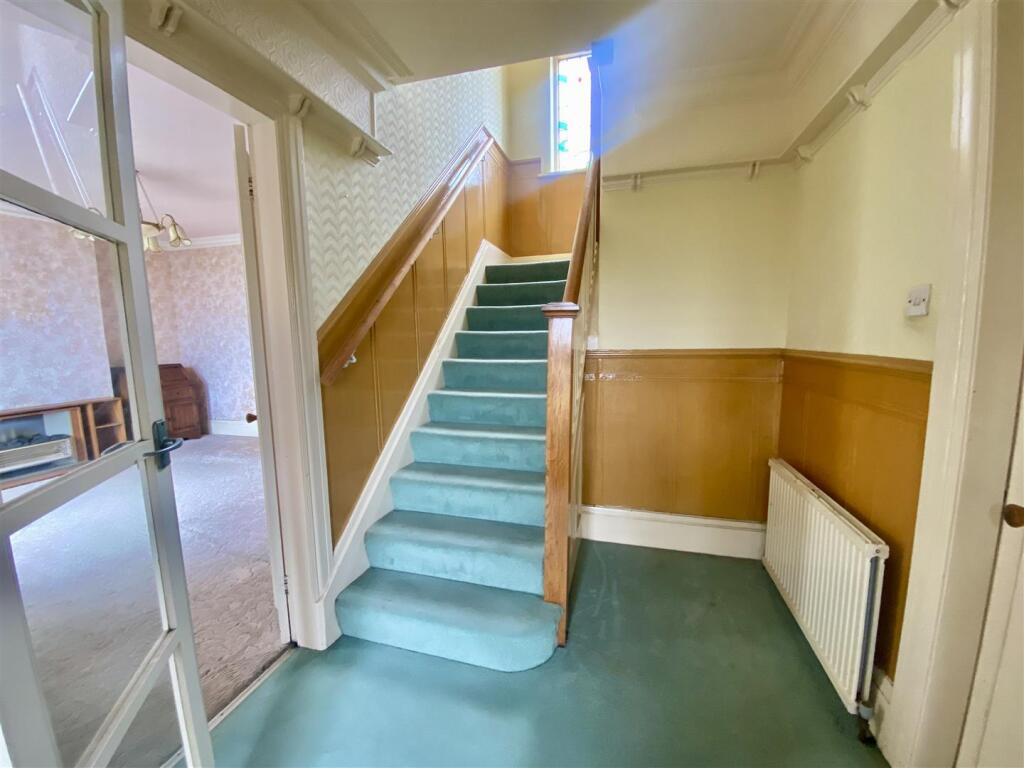 Bramleys Estate Agents - Meadow Bank Crescent - Mi