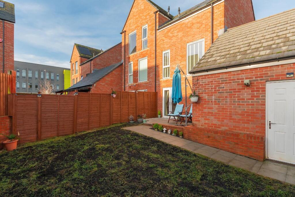 0M8RFP - External E.jpg