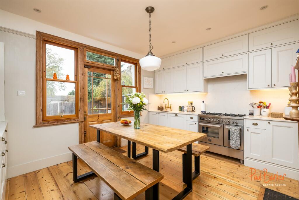 241028 - 61 Carlisle Avenue, St Albans - 11 [WM].j