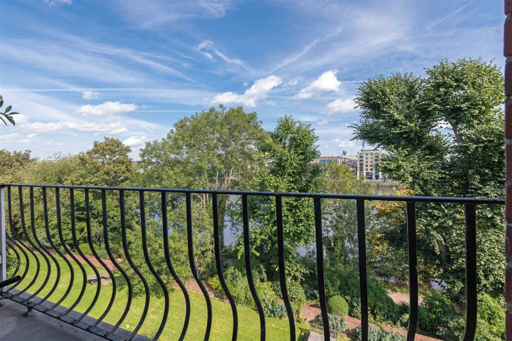 44 Riverview Gdns Balc.jpg