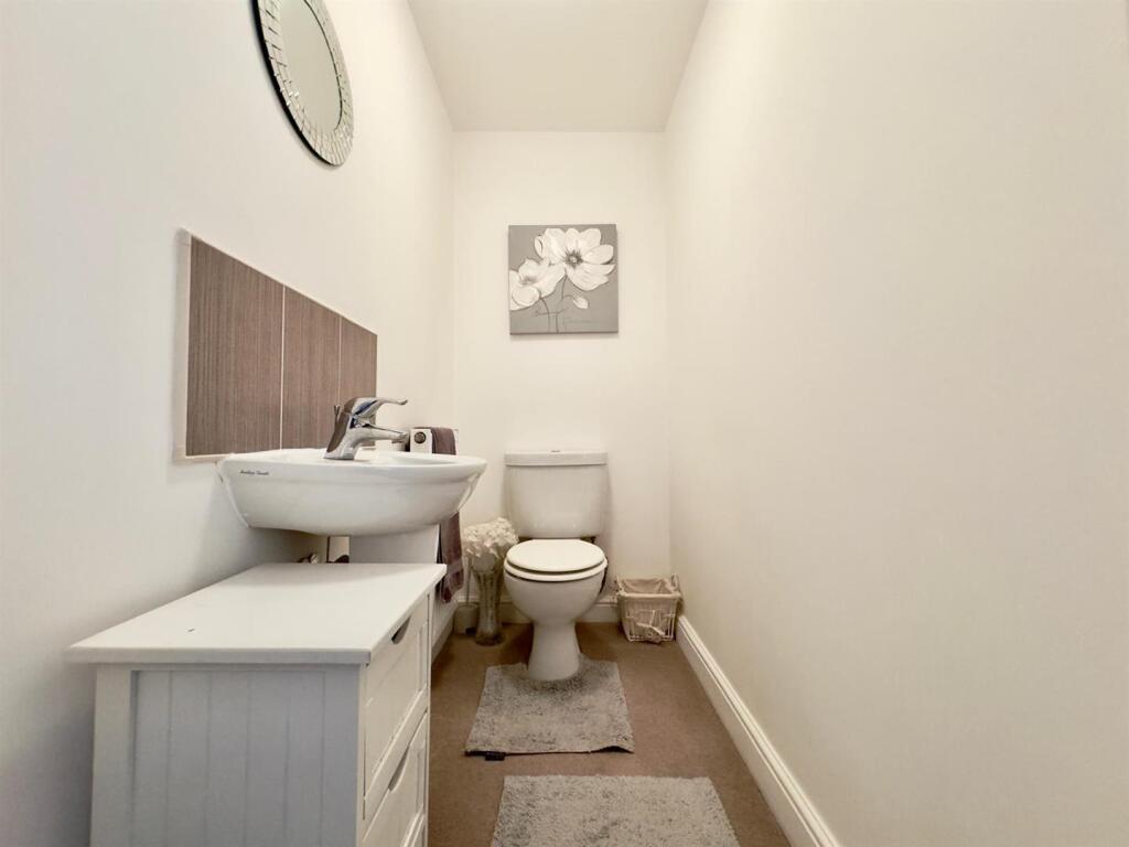 Dowstairs loo.jpg
