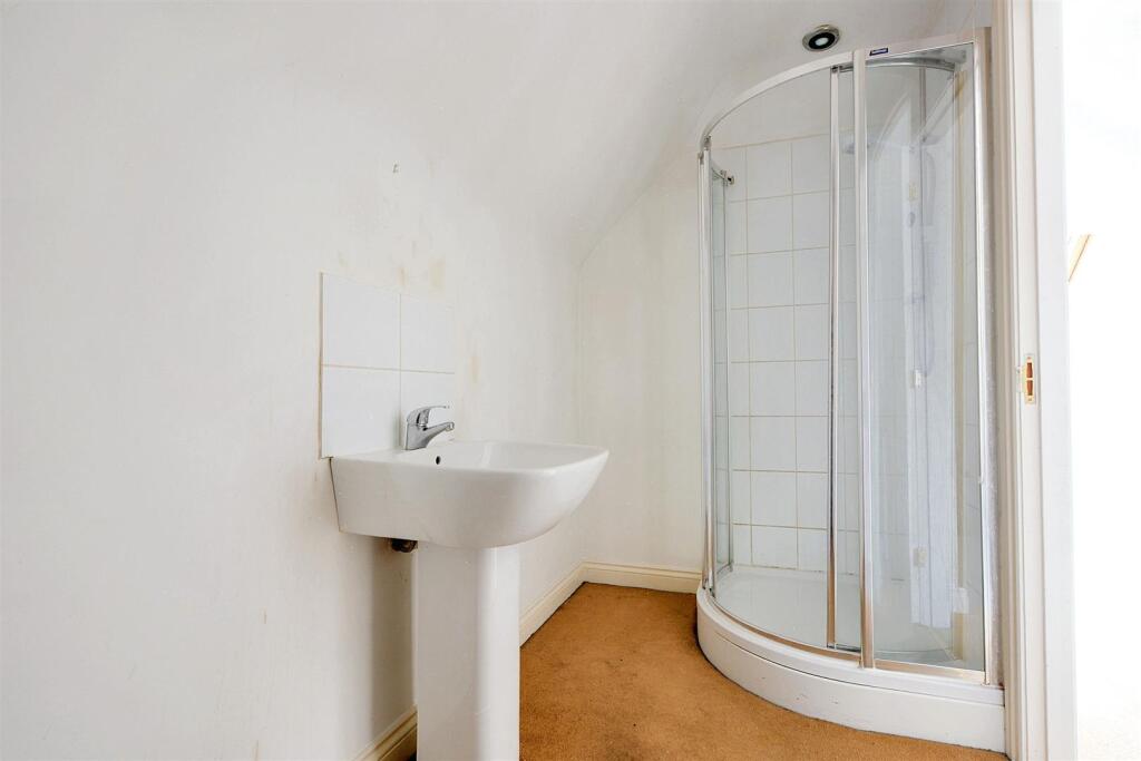 Upstairs Bathroom_1.jpeg