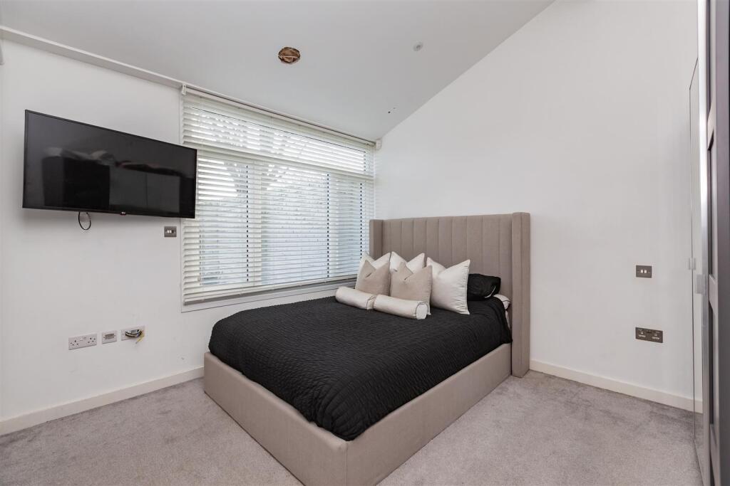 116 Knights Croft-HR7.jpg