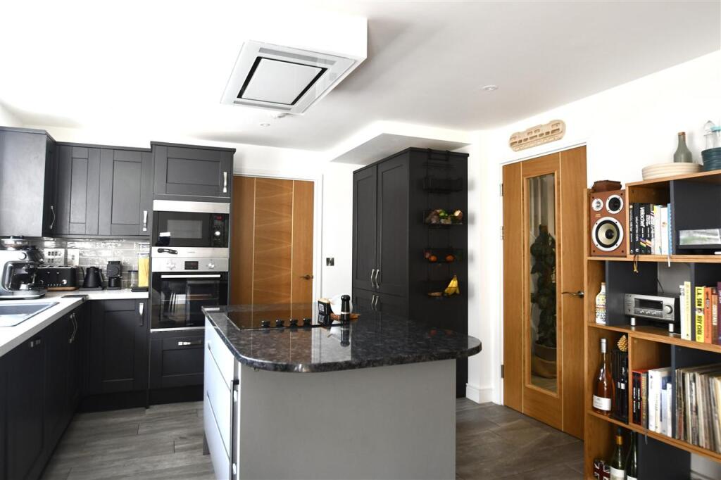 KITCHEN/DINING ROOM