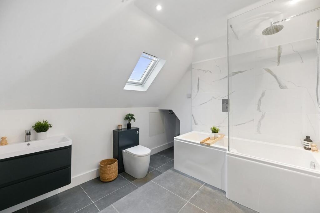 RCREA- SFF- 34 woodfield road- bathroom 1 (1).jpg