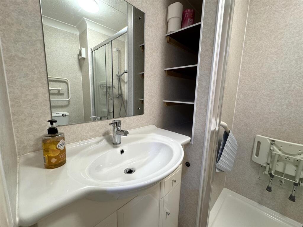 SHOWER ROOM 2.JPG