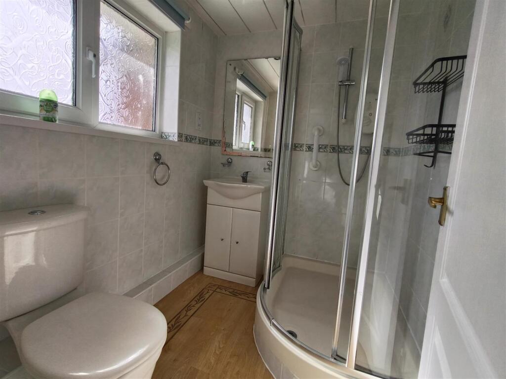 bathroom 2.jpg