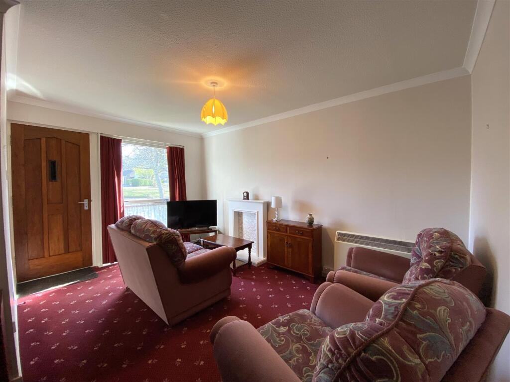 LOUNGE 2.JPG