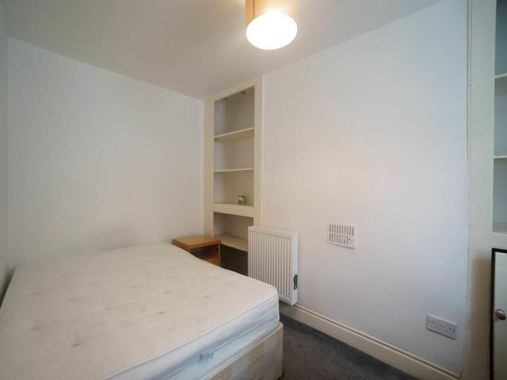 bedroom 1.1.JPG