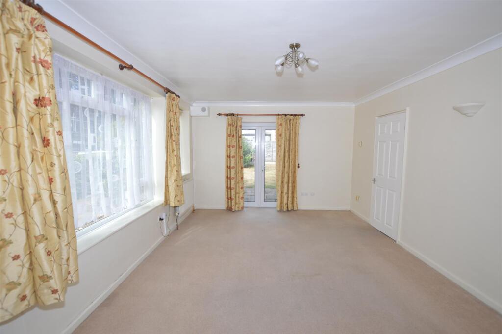 19 Oaklands lounge d.JPG