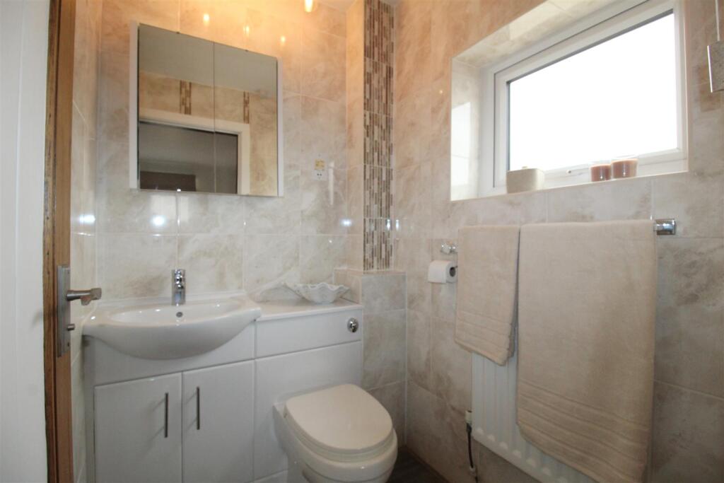 Fieldway, 4 Ensuite.JPG