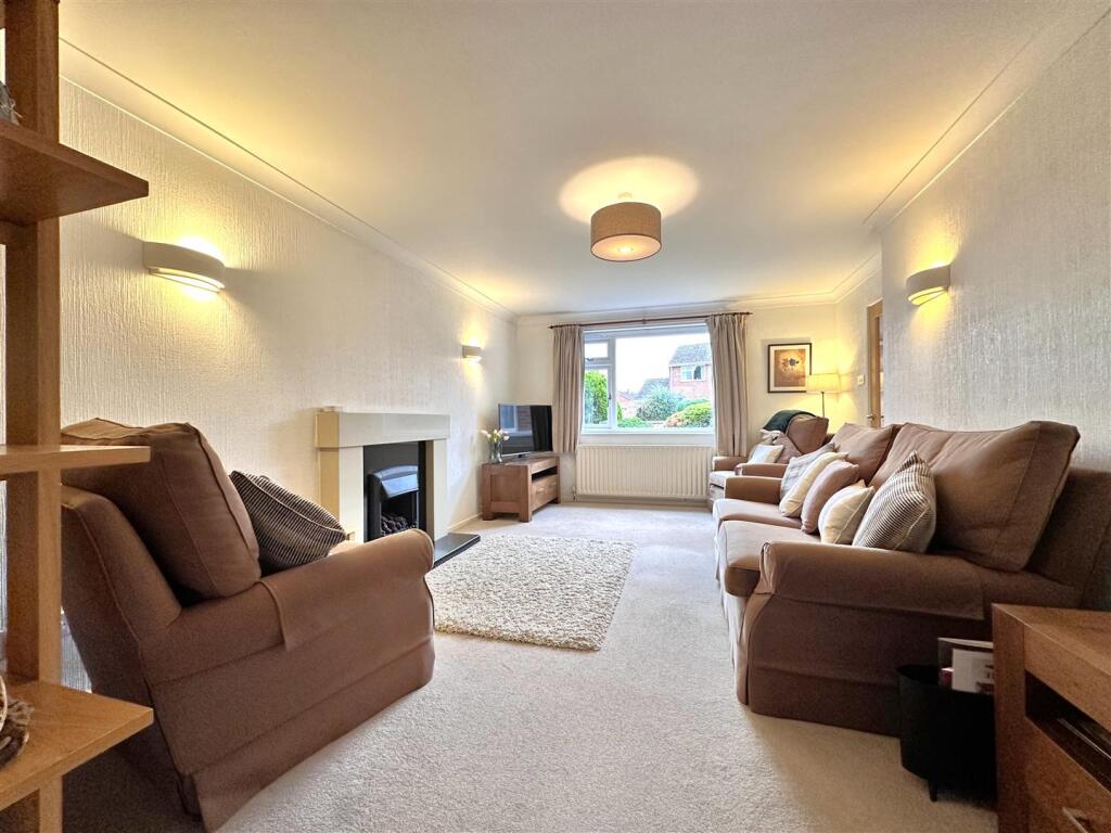 Spacious Lounge 938