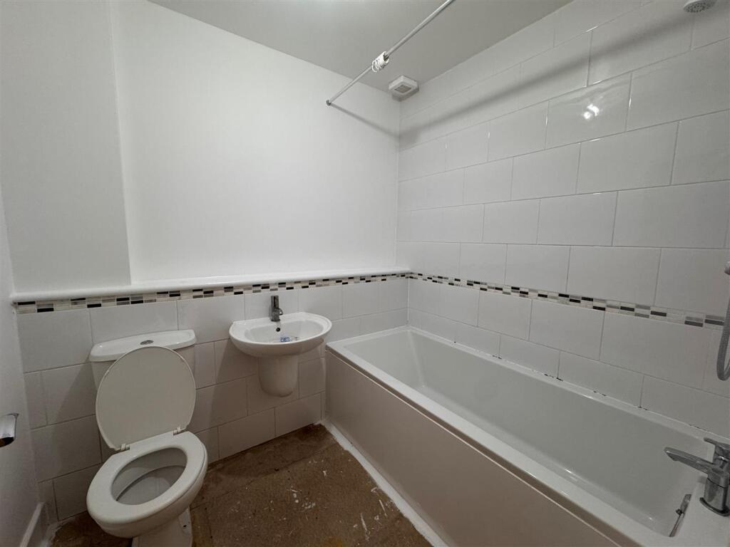 Main Bathroom.jpg