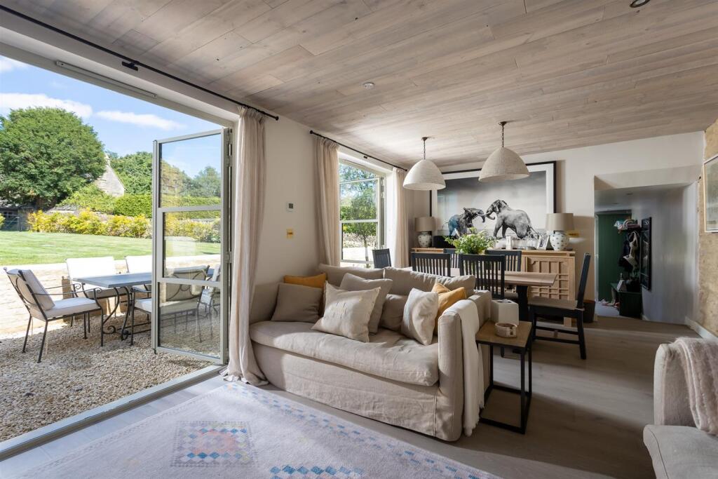 24 - The Old Post Office - GL7 7EF - Web.jpg