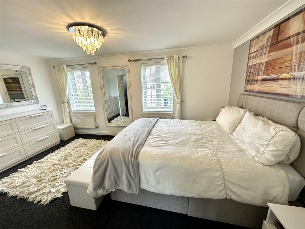 PRINCIPAL BEDROOM SUITE