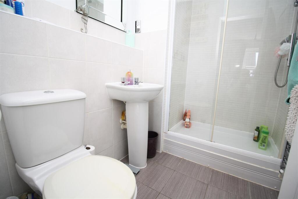 52 St Helena ensuite.JPG