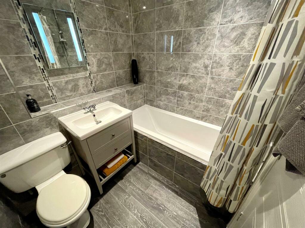 bathroom 2.jpg