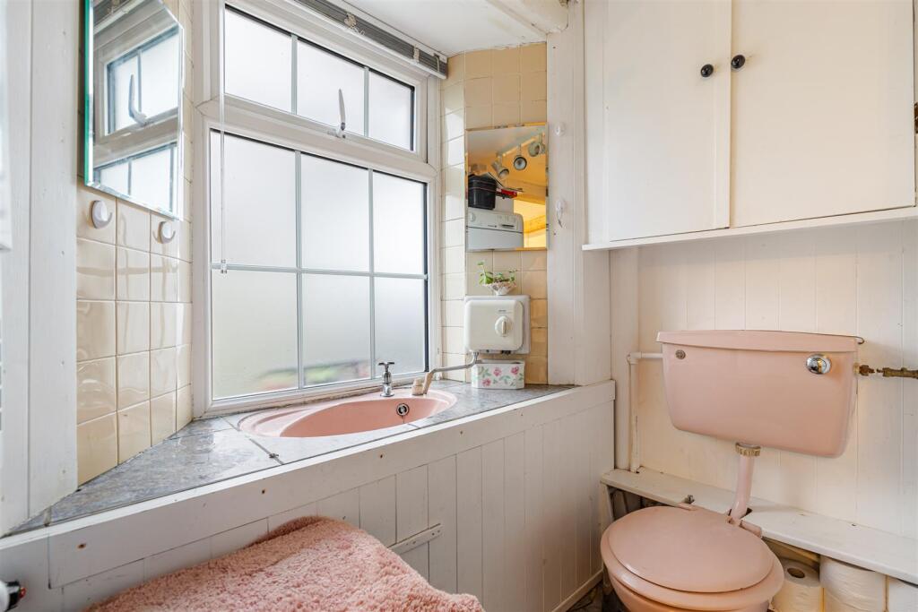 A24 - 18 South Ford Road Dartmouth - 251112.jpg