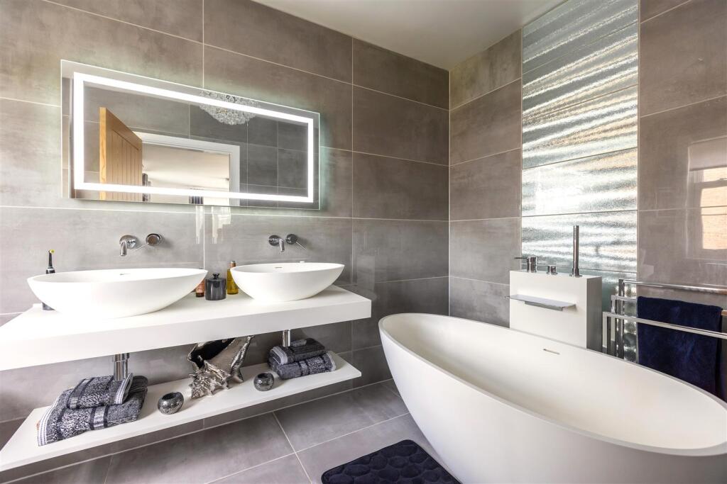 9 - Master Ensuite.jpg