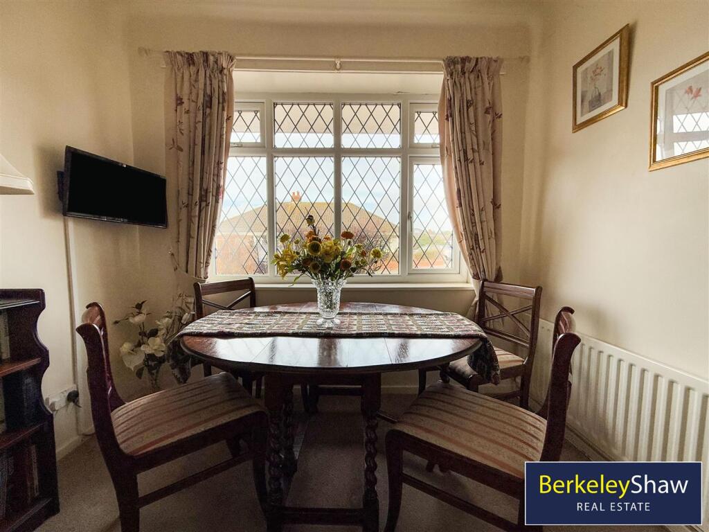 Bedroom 2/ Dining Room