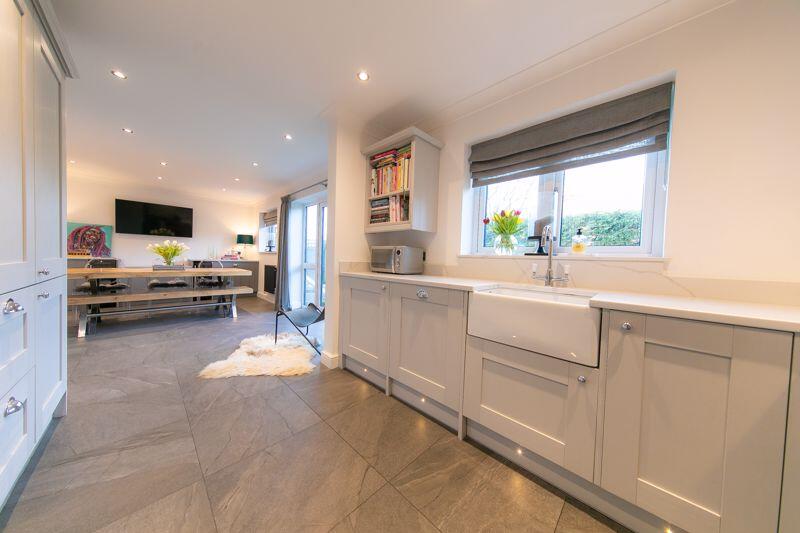 Kitchen &amp; dining room