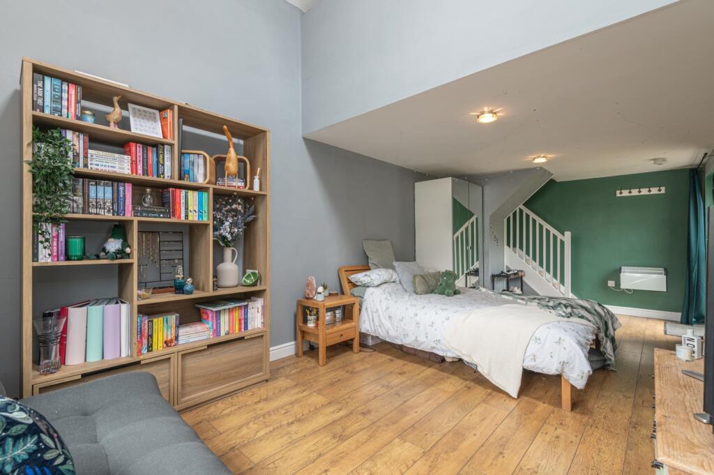 The Annex - Bedroom five 