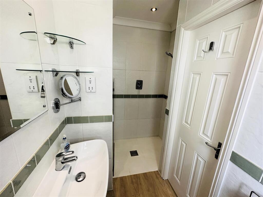 En-Suite 1.jpg