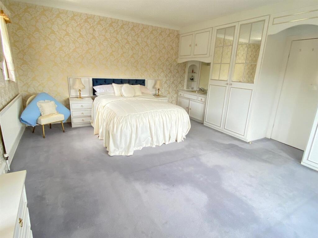 bed 1.jpg