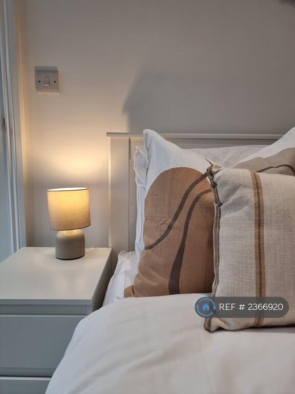King Ensuite + Walk In Wardrobe