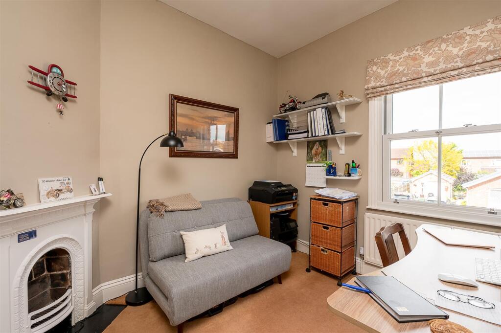 BEDROOM/OFFICE