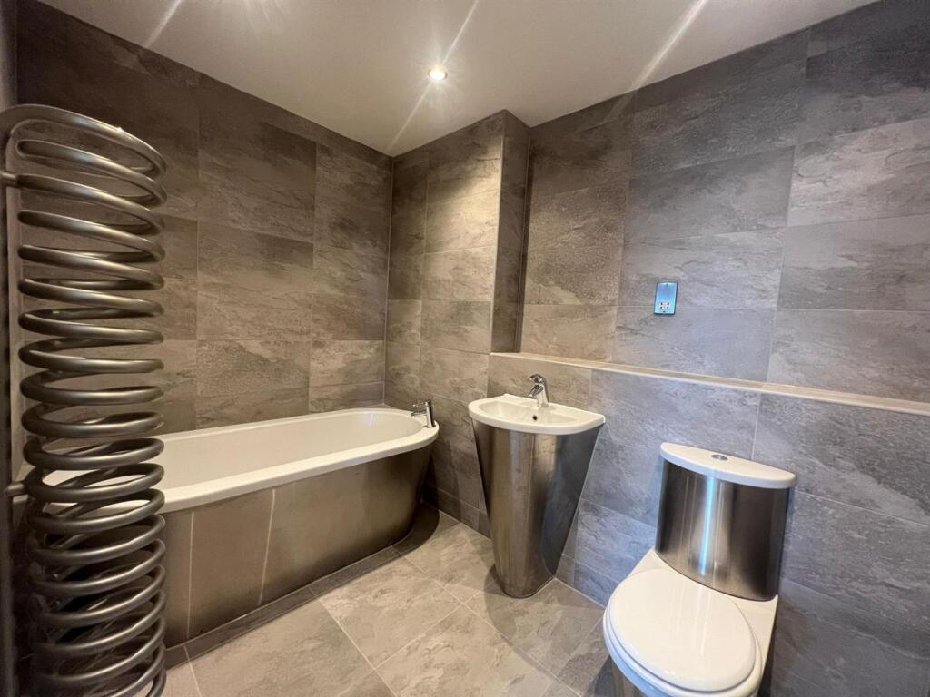 bathroom .jpg