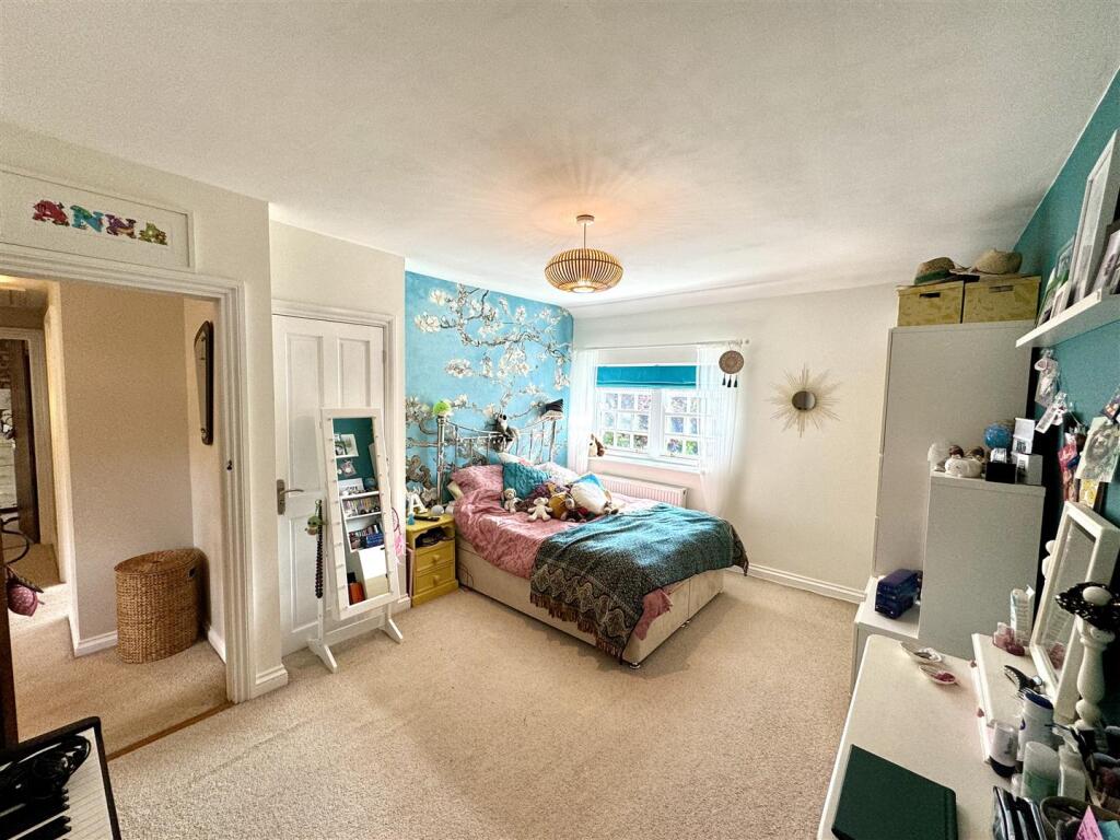 BEDROOM 2