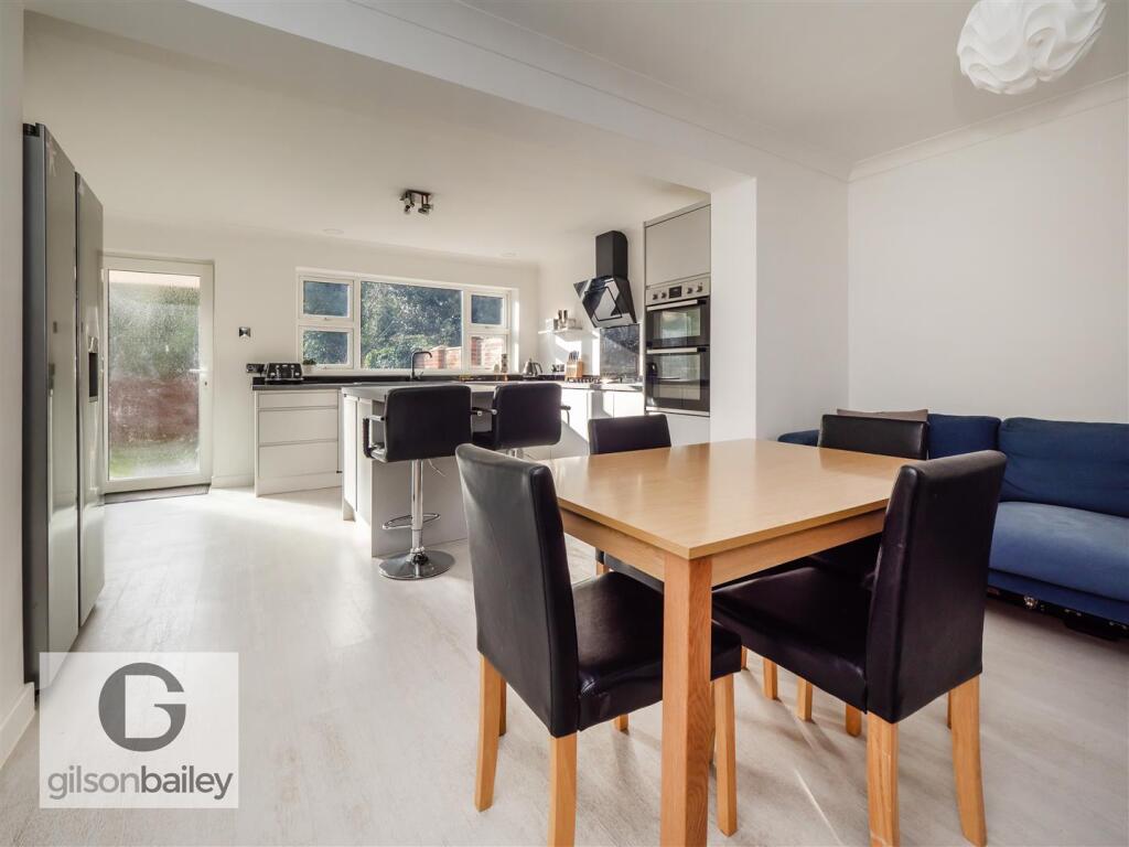 24AylesburyClose-25.jpg