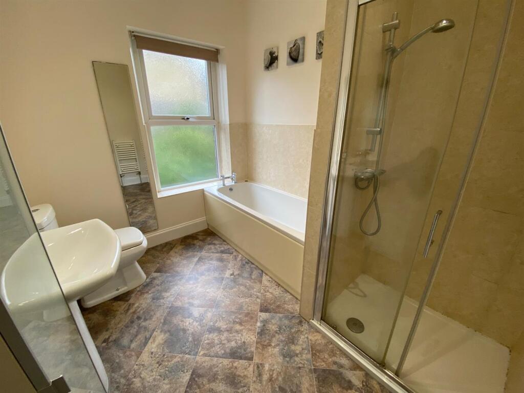 6 Hollyns Terrace bathroom 01.03.22.jpg