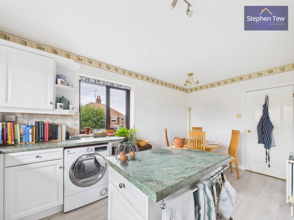 Kitchen/ Dining Room