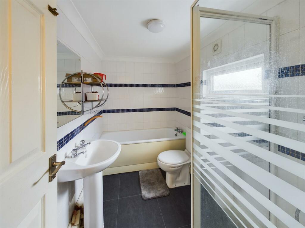 Family Bathroom (2).jpg