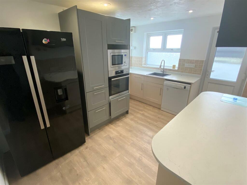 Flat 5, 35 Pentire Avenue Kitchen